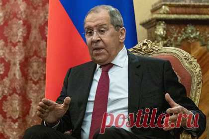 Лавров сравнил жизнь медведей в России и индейцев в США. Министр иностранных дел России Сергей Лавров сравнил жизнь медведей в России с жизнью коренных народов в США — в пользу первых. Шуточное высказывание дипломата прозвучало на площадке арт-кластера «Таврида». Лавров обсуждал медведя как всемирный символ России и сказал, что тот может «гулять по всей стране».