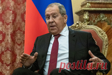 Лавров сравнил жизнь медведей в России и индейцев в США. Министр иностранных дел России Сергей Лавров сравнил жизнь медведей в России с жизнью коренных народов в США — в пользу первых. Шуточное высказывание дипломата прозвучало на площадке арт-кластера «Таврида». Лавров обсуждал медведя как всемирный символ России и сказал, что тот может «гулять по всей стране».