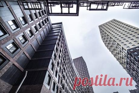 В Москве подешевел один тип новостроек. Почти во всех округах Москвы подешевели новостройки массового сегмента. За октябрь 2022 года средняя стоимость квадратного метра в новостройках эконом- и комфорткласса в старых границах столицы в среднем снизилась на 0,7 процента и достигла 294 тысяч рублей. Сильнее всего новое жилье подешевело в Южном АО.