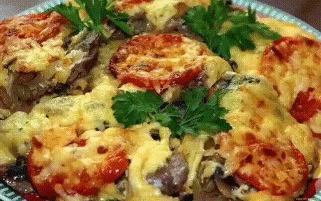 Очень вкусная и сочная курица по французки
Продукты:
Куриная грудка — 500–600 гр
Лук репчатый — 1 шт.
Майонез — 3 ст. л.
Сметана — 3 ст. л.
Сыр твердый — 200 гр
Чеснок — 2 зубчика
Масло растительное — 1–2 ст. л.
Веточки укропа — 2 шт.
Паприка — 0,5 ч. л.
Как готовить:
Куриное мясо следует нарезать на тонкие пластины шириной 5-7 мм, по желанию можно их отбить, но это не обязательно.
2. Лук нарезаем на тонкие полукольца. Совет: если желаете, чтобы лук был сочным и мягким, можно буквально пару мину