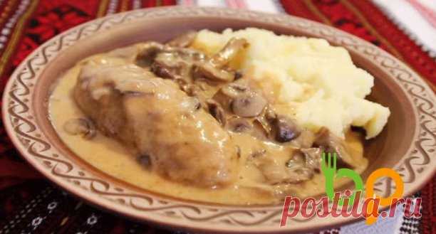 Готовлю вкусные Цибулячки: они даже круче пельменей
По сути, это такие отбивные с луком и соусом, которые изумительно подходят практически к любому гарниру. Попробуй, пальчики оближешь.
При этом не нужно бояться наличия лука в блюде. Он там используется в качестве усилителя вкуса. Кроме него, нужно взять еще мясо и остальные ингредиенты, которые ты используешь в повседневной жизни. Зато результат бомбический!