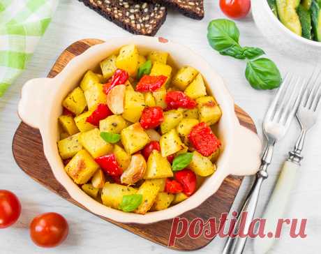 Печеный картофель с чесноком и сладким перцем на Вкусном Блоге И снова она – картошечка 🙂 В последнее время больше всего я люблю печеную – таак в ней сохраняется больше полезного, ну и плюс – меньше лишнего жира цепляется на блюдо. Сегодня я предлагаю запечь картофель не дольками, а нарезать его кубиком со стороной около 1,5-2 см. Так он запечется…