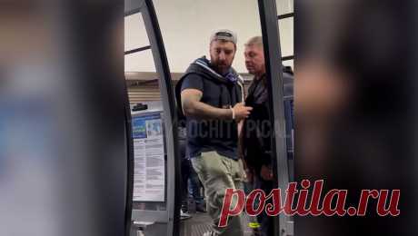 В Сочи мужчина попытался вытащить женщину из кабинки канатной дороги. В Сочи женщину выволокли из кабинки канатной дороги. Об этом сообщает &quot;Сочи 1&quot;. Инцидент произошел на канатной дороге &quot;Олимпия&quot; комплекса &quot;Роза Хутор&quot;. На кадрах с места инцидента заметно, как мужчина хватает ...