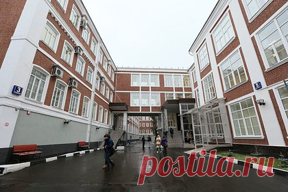 Депутаты призвали проверить информацию о называющем себя женщиной сотруднике ВШЭ. В Госдуме призвали проверить сообщения о методисте Высший Школы Экономики, который, являясь мужчиной, называет себя женщиной. Об этом заявил первый заместитель главы комитета Госдумы РФ по науке Александр Мажуга. Парламентарий в беседе с РИА назвал происходящее странным для российского вуза.