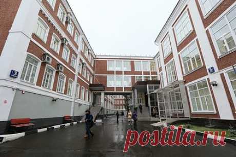 Депутаты призвали проверить информацию о называющем себя женщиной сотруднике ВШЭ. В Госдуме призвали проверить сообщения о методисте Высший Школы Экономики, который, являясь мужчиной, называет себя женщиной. Об этом заявил первый заместитель главы комитета Госдумы РФ по науке Александр Мажуга. Парламентарий в беседе с РИА назвал происходящее странным для российского вуза.