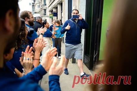 В Honor раскритиковали iPhone 15 Pro. Руководитель корпорации Honor Чжао Мин заявил, что не впечатлился самым дорогим смартфоном Apple. В интервью с китайским медиа предприниматель рассказал, что пользовался iPhone 15 Pro. Мин признался, что не нашел больших отличий между актуальным устройством Apple и смартфоном прошлого поколения iPhone 14 Pro.