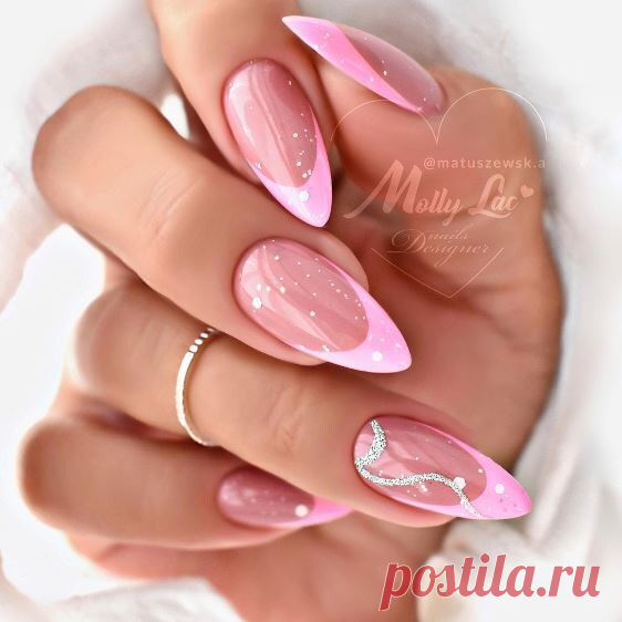 Розовый французский маникюр