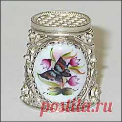 История изобретения наперстка. В Средние века наперстки уже существовали. Как и любая вещь того периода, они были настоящими произведениями искусства: очень красивы и изящны, выполнены, конечно же, из драгоценных металлов, черепахового панциря, редкого рога, украшены гравировкой, эмалью, драгоценными камнями, инкрустацией из перламутра и т.п. 
 И более того, эти маленькие колпачки были окружены массой красивых и поэтичных легенд.