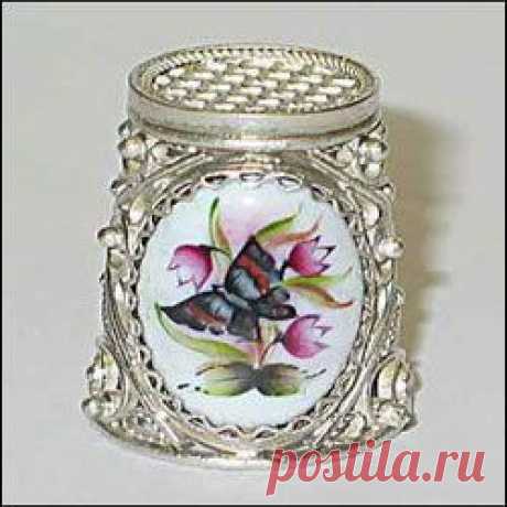 История изобретения наперстка. В Средние века наперстки уже существовали. Как и любая вещь того периода, они были настоящими произведениями искусства: очень красивы и изящны, выполнены, конечно же, из драгоценных металлов, черепахового панциря, редкого рога, украшены гравировкой, эмалью, драгоценными камнями, инкрустацией из перламутра и т.п. 
 И более того, эти маленькие колпачки были окружены массой красивых и поэтичных легенд.