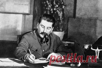 В Германии раскрыли подлог ультраправых о приказе Сталина солдатам Красной армии. В Германии раскрыли подлог в переводе на немецкий язык приказа лидера СССР Иосифа Сталина под номером 0428 от 17 ноября 1941 года о применении тактики «выжженной земли» во время Великой Отечественной войны. Историк Свен Келлерхофф отметил, что за фальсифицированием исторических событий стоят ультраправые экстремисты.