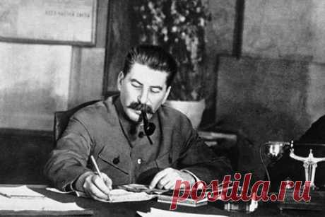 В Германии раскрыли подлог ультраправых о приказе Сталина солдатам Красной армии. В Германии раскрыли подлог в переводе на немецкий язык приказа лидера СССР Иосифа Сталина под номером 0428 от 17 ноября 1941 года о применении тактики «выжженной земли» во время Великой Отечественной войны. Историк Свен Келлерхофф отметил, что за фальсифицированием исторических событий стоят ультраправые экстремисты.