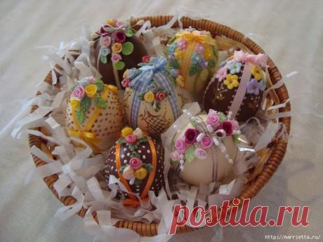 Украшение пасхальных яиц сахарными розами.