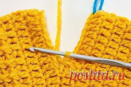 Вязание носков крючком. Пособие для начинающих. 
Пряжа "Светлана" производства "Семеновская пряжа", 250 г. / 100 м., Шерсть 50%, акрил 50%. 
Расход пряжи: 80 г. 
Инструменты: крючок № 3, трикотажная игла.
Плотность вязания: Пг = 1,65 столбика в 1 см., Пв = 0,95 столбика в 1 ряду.
Размер: 24 - 25.
Простые носки связаны крючком столбиками с накидом. Такие носки вяжутся быстро. Отлично сидят на ноге и удобны в носке. Если вы быстро изнашивайте пятку - этот вариант для вас. Пя...