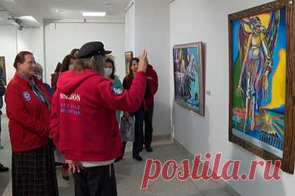 В Мурманске открылась выставка картин Федора Конюхова. В Мурманске открылась экспозиция живописи и графики путешественника Федора Конюхова. На выставке представлена 21 работа. На открытии выставки Конюхов рассказал, что множество картин создавал во время своих путешествий. Одна из картин создана им во время одиночного арктического дрейфа на льдине.