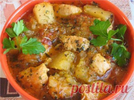 Жаркое с курицей в мультиварке.

Ингредиенты:
Картофель – 6-7 шт.;
Курица (филе) - 2 шт.;
Морковь – 1 шт.;
Лук – 1 шт.;
Перец сладкий - 1/2 шт.;
Зелень – по вкусу;
Чеснок – 1 зуб.;
Соль.

Куриные грудки промываем, промакиваем полотенцами или салфетками. Нарезаем кусочками среднего размера. Очищаем овощи, ополаскиваем. Нарезаем лук произвольно. Морковь трем на терке. Картофель режем кубиками. Сладкий перец режем произвольно.

Включаем мультиварку в режим «жарки» и вливаем 2...