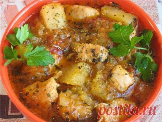 Жаркое с курицей в мультиварке.

Ингредиенты:
Картофель – 6-7 шт.;
Курица (филе) - 2 шт.;
Морковь – 1 шт.;
Лук – 1 шт.;
Перец сладкий - 1/2 шт.;
Зелень – по вкусу;
Чеснок – 1 зуб.;
Соль.

Куриные грудки промываем, промакиваем полотенцами или салфетками. Нарезаем кусочками среднего размера. Очищаем овощи, ополаскиваем. Нарезаем лук произвольно. Морковь трем на терке. Картофель режем кубиками. Сладкий перец режем произвольно.

Включаем мультиварку в режим «жарки» и вливаем 2...