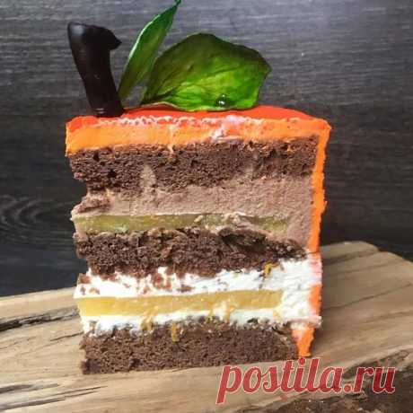 ⠀
ТОРТ "CRAZY ORANGE"

⠀
ИНГРЕДИЕНТЫ:
⠀
Для бисквита:
Мука - 154 гр.
Сахар - 83 гр.
Сметана 20-25% - 130 гр.
Шоколад тёмный - 83 гр.
Пюре апельсина - 60 гр.
Масло сливочное - 48 гр.
Яйца - 94 гр.
Цедра 1 апельсина
Разрыхлитель - 2/3 ч.л.
Сода - 2/3 ч.л.
Соль - щепотка
⠀
Для хрустящего слоя:
Пралине - 20 гр.
Молочный шоколад - 15 гр.
Вафельная крошка - 20 гр.
Цедра апельсина - опционально
Орех Кешью рубленый - 10 гр.
⠀
Для апельсинового конфи:
Пюре апельсина - 220 гр.
Сок л...