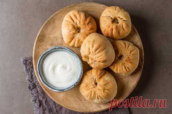 Беляши с картофелем и мясом
Домашних обычными пирогами уже не удивишь, разбаловала, а руки будто сами к противню тянутся. Долго искала необычный рецепт, чтобы порадовать родных чем-то вкусненьким и наткнулась на беляши с картошкой. Приготовила — разлетелись, не прошло и часу!