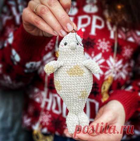 PDF Новогодний Сивуч крючком. FREE crochet pattern; Аmigurumi animal patterns. Амигуруми схемы и описания на русском. Вязаные игрушки и поделки своими руками #amimore - плюшевый тюлень, морской котик из плюшевой пряжи.