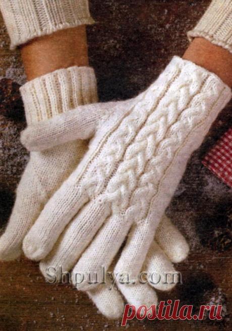 Перчатки с узором "косы" спицами