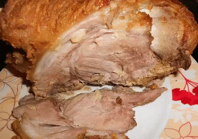 Запекаем свиную рульку в горчице
Продукты: 
Одна рулька(сырая) 
чеснок-4-5 зубчиков 
горчица-1 баночка 
соль,специи,черный перец 
Рульку помыть, обсушить. Чеснок очистить и порезать на пластинки. Рульку нашпиговать: делать прокол ножом и вставлять туда кусочек чеснока. После натереть солью, перцем и намазать горчицей 1/2 б. Положить рульку в емкость, накрыть пленкой и оставить мариноваться на сутки или хотя бы на ночь, периодически переворачивая. После маринования обмазать оставшейся горчицей