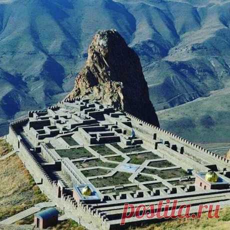 Երնջակաբերդը։ Սյունյաց հայտնի բերդերից է, որն 2000֊ականներին խեղվել է ադրբեջանական ծիծաղելի ձեռագրով և ունի նման տեսք այժմ։ Որքան էլ փորձեն իրենց անճաշակ վարագույրները փռել, մեկ է պատմության մեջ գրված է Սյունյաց կարևորագույն ամրություն։ Բերդն հնարավոր է եղել բարձրանալ ընդամենը երկու ճանապարհով` լեռան հյուսիս-արևմտյան և հարավ-արևելյան կողմերից, որոնցից վերջինը հանդիսացել է բերդի գլխավոր ճանապարհը։