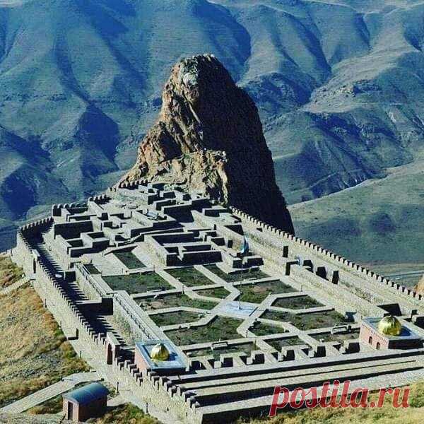 Երնջակաբերդը։ Սյունյաց հայտնի բերդերից է, որն 2000֊ականներին խեղվել է ադրբեջանական ծիծաղելի ձեռագրով և ունի նման տեսք այժմ։ Որքան էլ փորձեն իրենց անճաշակ վարագույրները փռել, մեկ է պատմության մեջ գրված է Սյունյաց կարևորագույն ամրություն։ Բերդն հնարավոր է եղել բարձրանալ ընդամենը երկու ճանապարհով` լեռան հյուսիս-արևմտյան և հարավ-արևելյան կողմերից, որոնցից վերջինը հանդիսացել է բերդի գլխավոր ճանապարհը։