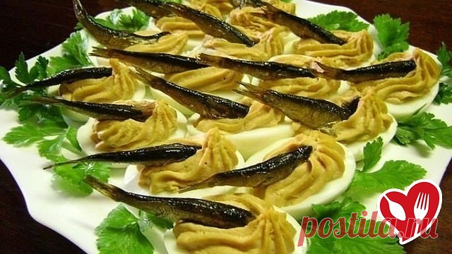 Шпротинки в яйце 
           
Отварить яйца, разрезать пополам, вынуть желток. В миску сложить желтки, тертый сыр немного, 2 зубчика чеснока, ложку томата. налить масло с шпрот и пару ложек майонеза и взбить блендером в крем. Крем отсадить через корнетик с насадкой в половинки белка яиц и в каждую погрузить шпротинку