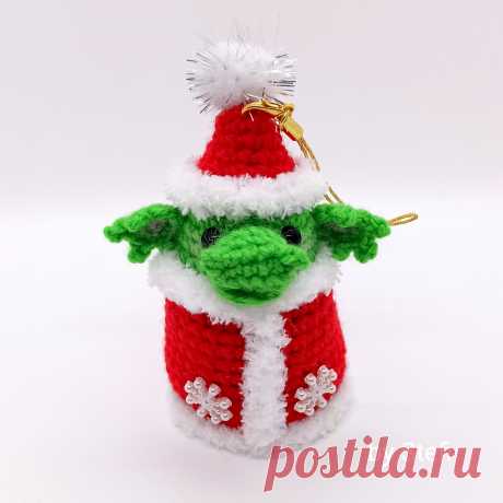 PDF Дракончик в костюме Деда Мороза крючком. FREE crochet pattern; Аmigurumi animal patterns. Амигуруми схемы и описания на русском. Вязаные игрушки и поделки своими руками #amimore - новогодний дракон, маленький дракончик к Новому году, динозавр, динозаврик.