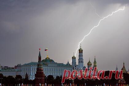 В МЧС предупредили москвичей о сильном ливне с грозой. В ближайший час в Москве ожидается дождь, местами сильный ливень и гроза. Об этом предупредили в МЧС. Такая погода может сохраниться до 9 часов 11 августа, уточнили в ведомстве. Спасатели напомнили, что при ударах молнии нельзя укрываться под деревьями и высокими металлическими конструкциями.
