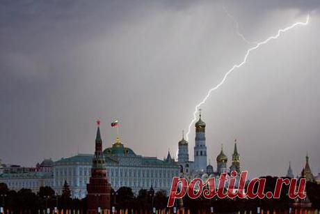 В МЧС предупредили москвичей о сильном ливне с грозой. В ближайший час в Москве ожидается дождь, местами сильный ливень и гроза. Об этом предупредили в МЧС. Такая погода может сохраниться до 9 часов 11 августа, уточнили в ведомстве. Спасатели напомнили, что при ударах молнии нельзя укрываться под деревьями и высокими металлическими конструкциями.