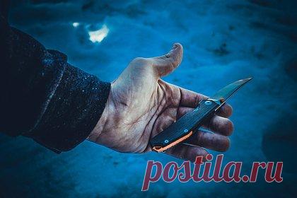 В российском регионе мужчина с ножом напал на полицейских