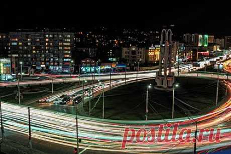 В Дагестане автомобилисты перекрыли дороги из-за отключения электричества. Жители севера Махачкалы перекрыли дорогу из-за продолжительного отключения электричества. Об этом сообщает Telegram-канал администрации города. В сети появилась информация, что горожане жалуются на отсутствие света в течение нескольких суток. Из-за этого в домах также не работают обогревательные приборы.
