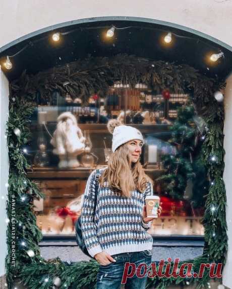 THE SIMPLE GEOMETRY SWEATER от https://www.instagram.com/anastasia129.crochet/

За основу схемы я взяла известную многим #larksfootstitch
Из нее в основном пледы вяжут кстати 
А мне вот свитер захотелось)))
⠀
В оригинальной версии схемы полотно получается с отверстиями, которые для зимнего свитера не совсем уместны 
Поэтому я внесла в нее некоторые свои коррективы.
⠀
Перед началом вязания свитера необходимо связать образец 10x10 см по той схеме, что я разместила в галерее ...