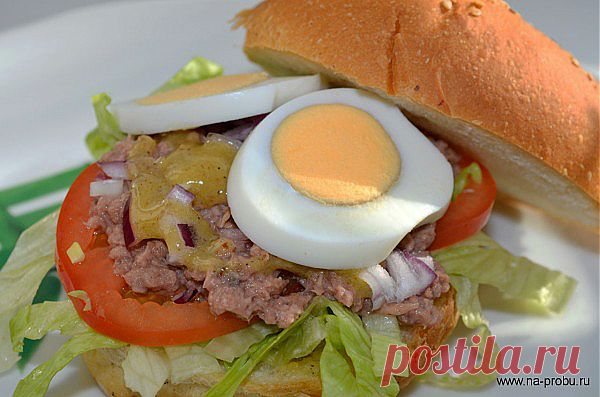 Утренний сэндвич с тунцом | На пробу!
Ингредиенты:

на 4 порции

Булочка — 4 шт.
Тунец консервированный — 1 банка
Яйцо — 2 шт.
Томат — 2 шт.
Салат листовой или айсберг — несколько листиков
Масло оливковое — 2 ст.л.
Уксус винный белый — 1 ст.л.
Лук репчатый красный — 1 шт.
Соль, перец — по вкусу
Горчица — 1 ч.л.