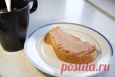 Паштет печеночный домашний из печени и мяса) Как думаете, из чего готовят печеночный паштет? Из печени? Как бы не так! Вода, соя, и куча Е-шек. Мясного сырья 20%. А цена этому всему 600 рублей за килограмм. То есть за 200 грам мясного сырья мы отдаем 600 р...