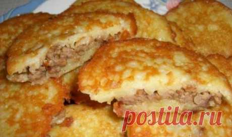 Колдуны – 6 простых рецептов вкусного блюда Колдуны из картофеля с фаршем — традиционное белорусское блюдо, представляющее собой изделия, напоминающие картофельные пирожки с мясной начинкой.