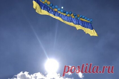 В сторону Донецка запустили огромный украинский флаг ради «троллинга оккупантов». Несколько десятков волонтеров изготовили и запустили в сторону Донецка огромный украинский флаг, прикрепив его к воздушным шарикам. Активисты назвали целью акции «троллинг оккупантов», они оставили свои подписи на сине-желтом полотне и под возгласы «Слава Украине!» отпустили его в небо.