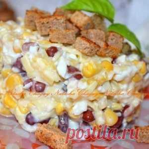 Салат с фасолью, сыром и сухариками