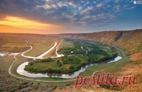 Старый Орхей - музей под открытым небом Археологический комплекс «Старый Орхей» расположен в 60 км к Северо-Востоку от Кишинева. Он представляет собой музей под открытым небом расположенный между селами Бутучень и Требужень.Эта территория заселена с давних времен. На этом месте было основано и разрушено много городов. Первый...