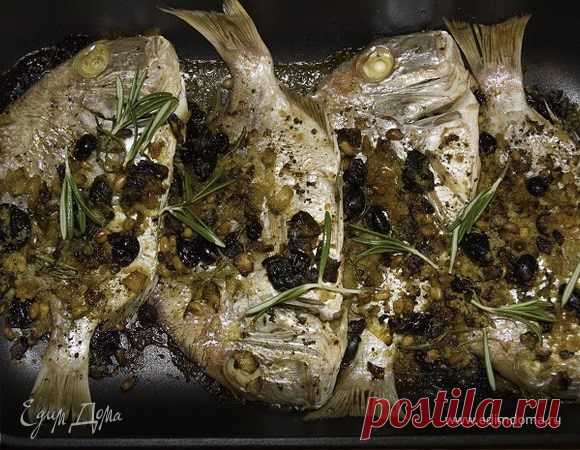Рыба, запеченная с кедровыми орешками и изюмом. Ингредиенты: рыба, хлеб белый, лук репчатый Выглядит сложно, что совершенная иллюзия и не должно вас испугать, — делать практически все просто. Несколько советов (или требований): свежая рыба (потрошеная, но с головой), керамическая посуда с крышкой, которая выдерживает духовку, или тяжелый противень, затянутый фольгой. И смело заменяйте розмарин другой травкой, оливковое масло — другим растительным или даже сливочным маслом,...