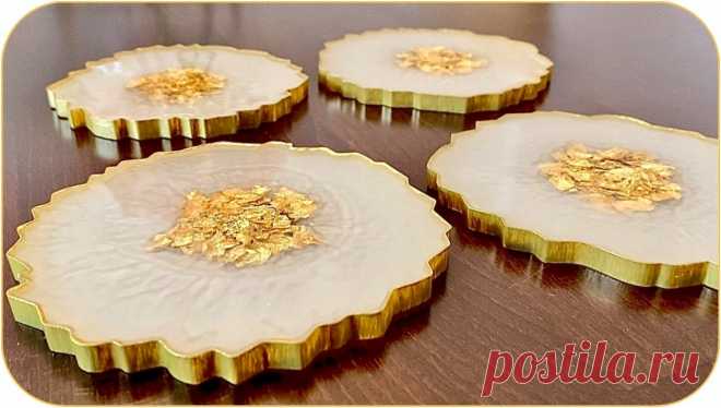Подставки из эпоксидной смолы, инкрустированные сусальным золотом своими руками Здравствуйте, уважаемые читатели и самоделкины!В данной статье автор YouTube канала «Damir Z» расскажет Вам, как можно сделать очень красивые предметы интерьера — подставки из эпоксидной смолы с добавлением сусального золота.Такие самоделки весьма просты в изготовлении, и легко повторяются