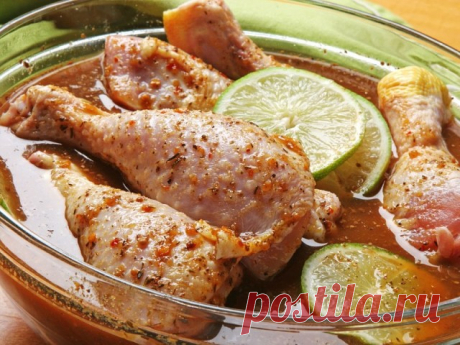 5 вкусных маринадов для курицы 

1) Курица в медово-горчичном соусе

1. Курицу (или индейку) отбить, посолить, поперчить.
2. Смешать 3 ст. л. меда и 4 ст. ложки дижонской горчицы (в зернах).
3. Курицу хорошенько обмазать этим маринадом и оставить на 40 минут при комнатной температуре.
4. После мясо можно обжарить на сковороде или гриле. Горчичные семена лучше снять, иначе они подгорят и могут горчить.

2) Курица с апельсиновым соусом

1. В миске смешать 1 ст. л. растительн...