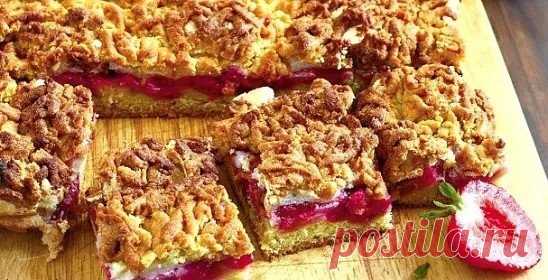 Если вы хотите испечь пирог, но не знаете какой - делайте этот. Очень вкусный тертый пирог-печенье
Тертый пирог с клубничным наполнителем понравится не только вам, но и вашим гостям.
Песочное тесто и ароматный клубничный джем - одно из лучших сочетаний!
Ингредиенты:
Яйцо – 2 шт;
Мука – 500 гр;
Сливочное масло – 200 гр;
Сахар – 250 гр;
Разрыхлитель – 1 чайная ложка;
Клубничный джем – 200 гр;
Ванилин – половина чайной ложки.
Процесс приготовления:
1. Делаем песочное тесто для пирога: р