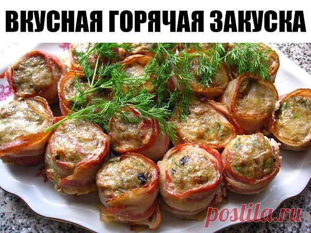 Вкусная горячая закуска «Буржуй в телогрейке» к Новогоднему столу 2018. Буржуй в телогрейке — это блюдо настоящая бомба Вкус просто объедение, а аромат стоит такой, что даже самый сытый не сможет удержаться. К тому же готовятся они очень просто.

Продукты:
Фарш — 600 гр
Хлеб -1 булка
Лук репчатый — 2 головки
Молоко — 1 стакан
Соль, перец — по вкусу
Сыр — 100 гр
Бекон — 200 гр
Растительное масло — для жарки
Зелень — 1 пучок
Чеснок — 2 зубка.
Как приготовить горячую закуску ...