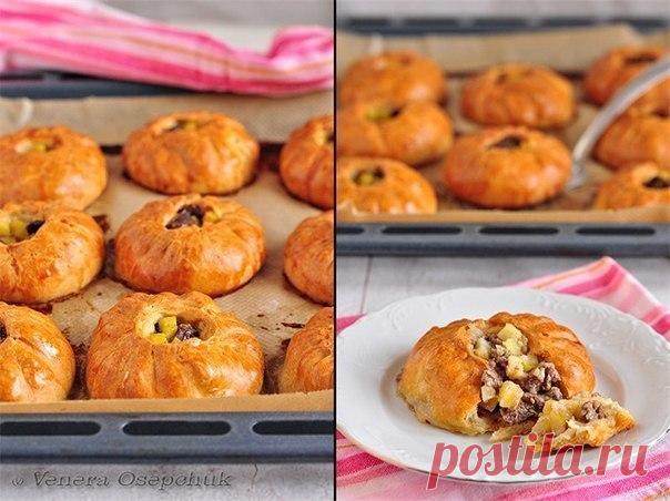 Вак балиш (маленькие пироги с мясом и картошкой).

Я сегодня со своими любимыми пирогами!))) Они у меня получаются очень вкусные, вот честно!)))

На мой взгляд, на пресном тесте намного вкуснее, вся наша семья любит вак-балиш именно такие.
Показать полностью…