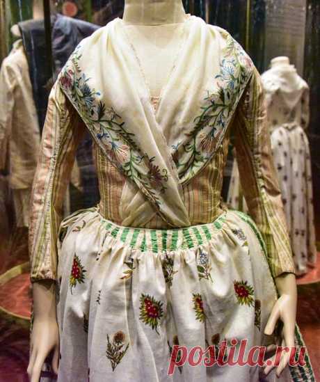Фото из коллекции Musee du Bijou et du Costume Provencal (Музей украшений и костюма Прованса). Экспозиция  представляет аутентичные костюмы и ювелирные изделия, типичные для жителей Прованса, различных сословий в XVIII-XIX веках: платья и украшения крестьян, ремесленников или зажиточных фермеров.
***
Для посещений музей открыт:
круглый год с 10 до 13 и с 14 до 18 часов с понедельника по субботу;
периодически в воскресенье в летнее время (необходимо предварительное подтверж...