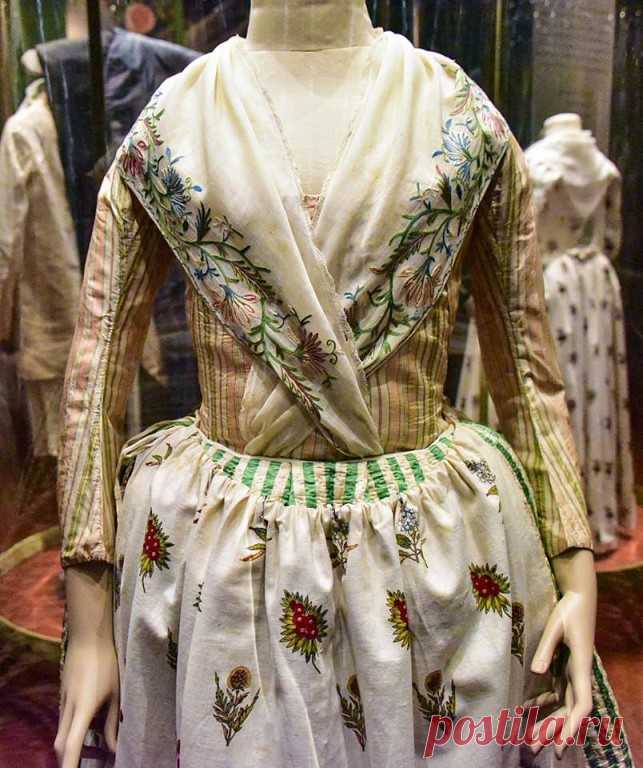 Фото из коллекции Musee du Bijou et du Costume Provencal (Музей украшений и костюма Прованса). Экспозиция  представляет аутентичные костюмы и ювелирные изделия, типичные для жителей Прованса, различных сословий в XVIII-XIX веках: платья и украшения крестьян, ремесленников или зажиточных фермеров.
***
Для посещений музей открыт:
круглый год с 10 до 13 и с 14 до 18 часов с понедельника по субботу;
периодически в воскресенье в летнее время (необходимо предварительное подтверж...