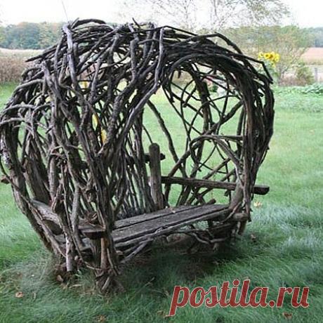 Садовая мебель из дерева, веток, пеньков и коряг