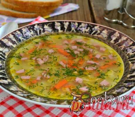 Картофельный суп с гречкой и сардельками Картофельный суп с гречкой и сардельками - простое, но необычайно вкусное первое блюдо для разнообразия вашего обеденного стола. Такой суп понравится и взрослым, и детям. Одно условие: сардельки нужно покупать только высшего качества. Картофель — 4-5 шт; Лук репчатый — 1 шт; Морковь — 0,5 шт; Крупа гречневая — 2 ст.л.; Сардельки — 1-2 шт; Масло растительное — 3 ст.л.; Лист лавровый — 1 шт; Соль, специи для супов (по вкусу) ; Чеснок — 1 зуб.; Вода — 2,5…
